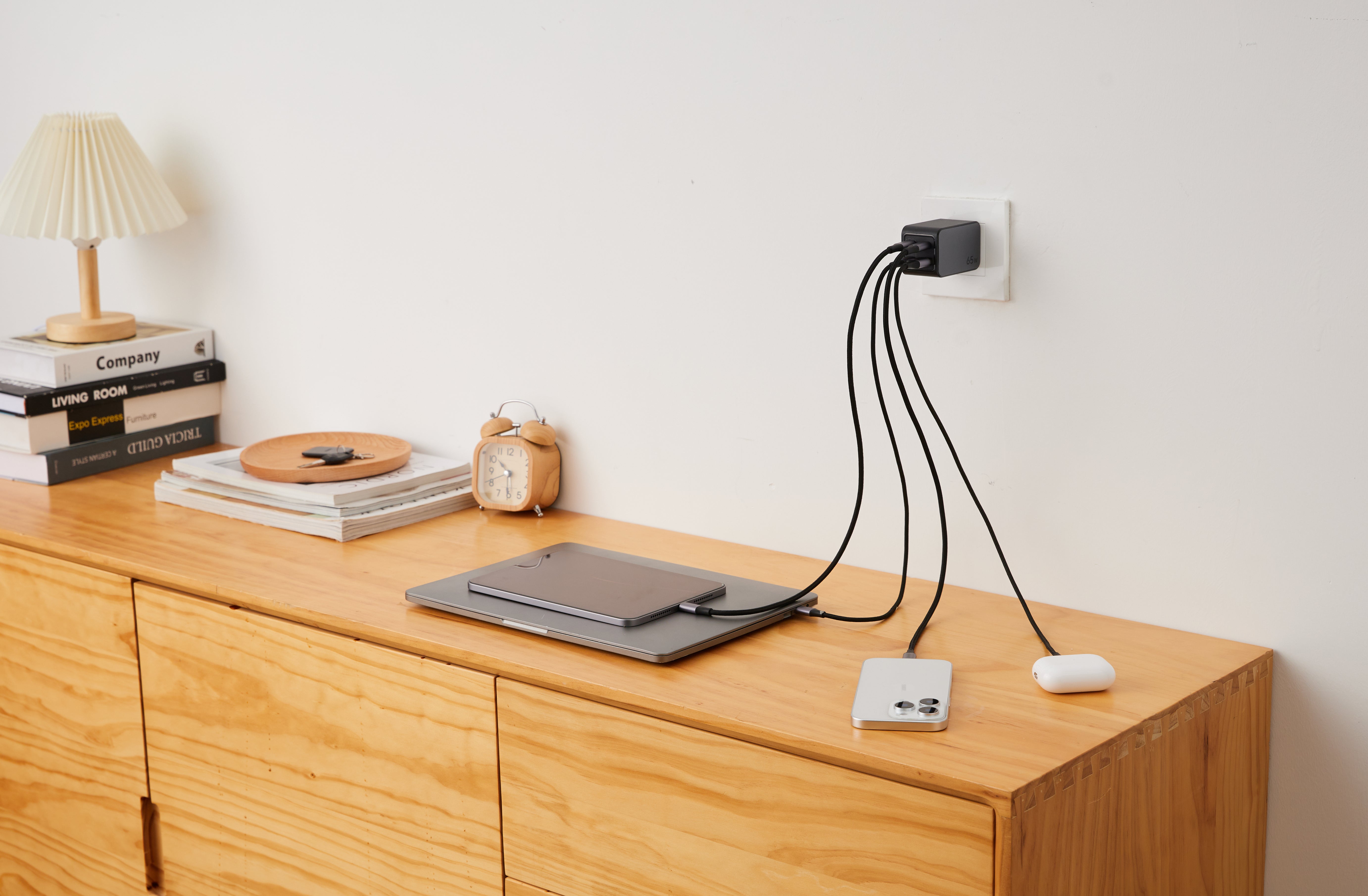 4ポート搭載の65W充電器