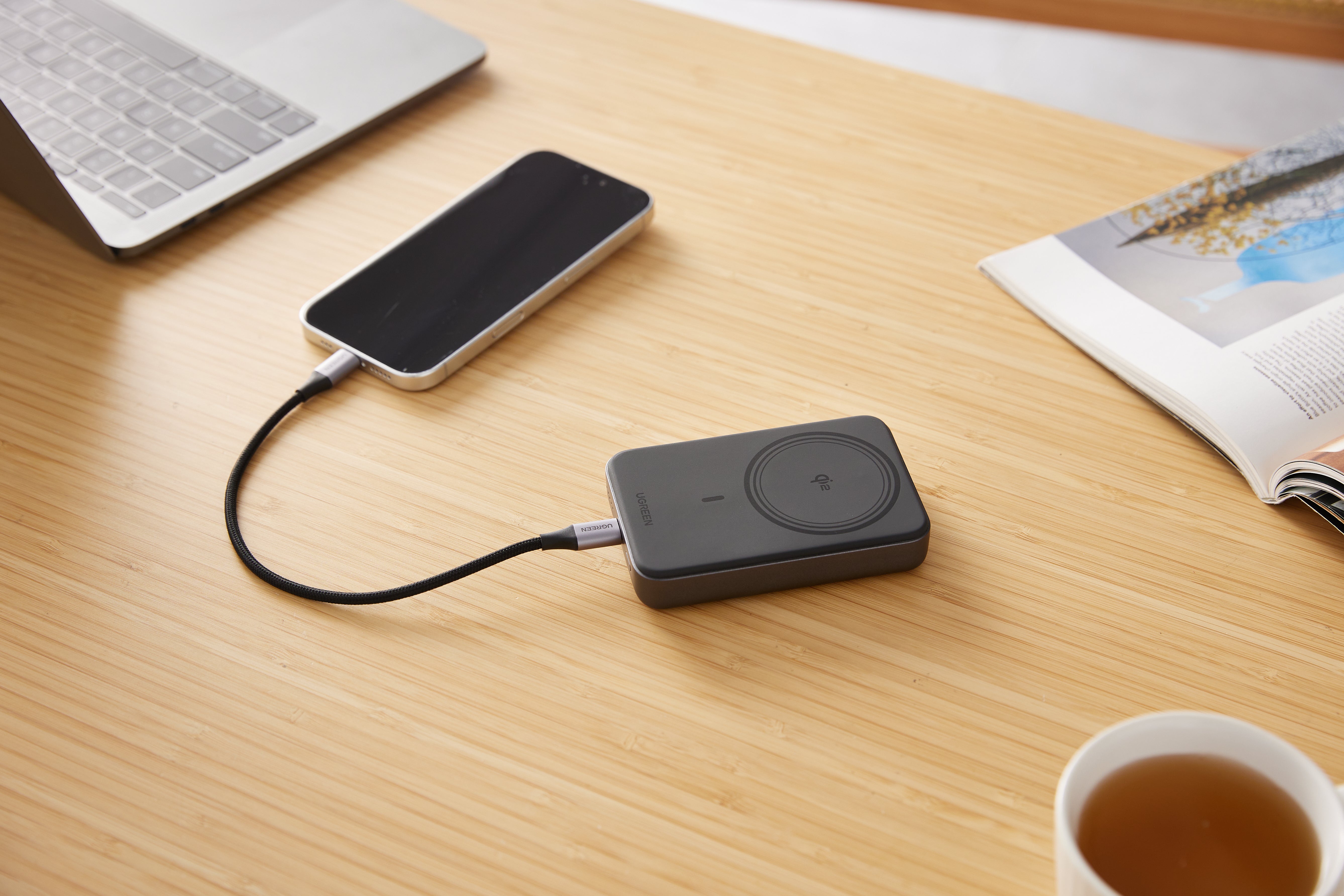 近づけるだけで、ピタッと充電