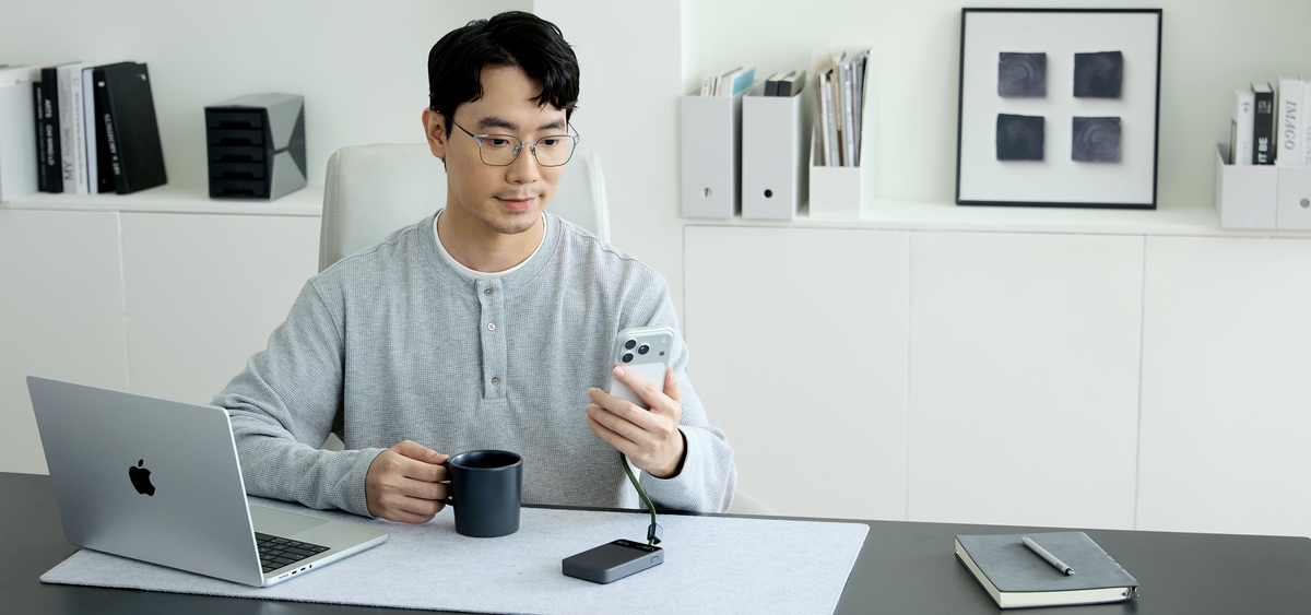オフィスでデバイスを充電するUGREEN DymondCell™搭載モバイルバッテリー